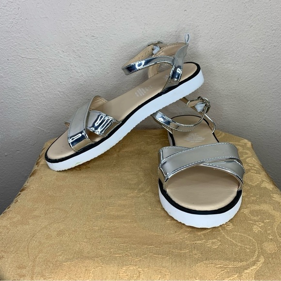 Size 4 H M Girls Silver White Sandals Strappy Foam Bottom Beachy Buckle Closure - Picture 4 of 9